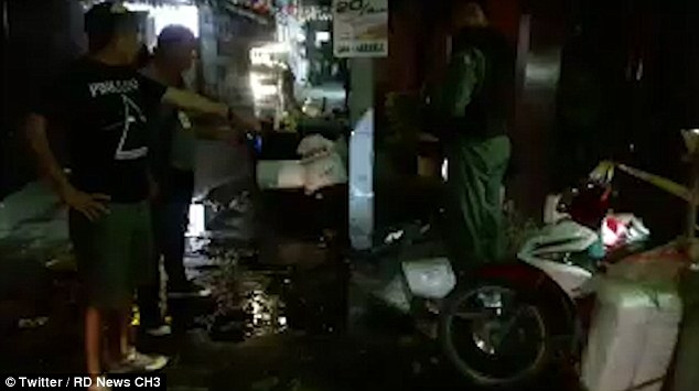Vụ nổ bom đã kết thúc nhưng khu nghỉ dưỡng vẫn chìm trong tan hoang, hỗn loạn. Ảnh Twitter