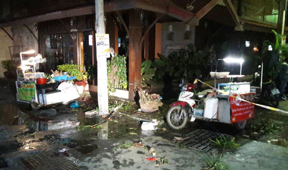 Các góc hiện trường vụ đánh bom và một số khu vực gần đó bị phong tỏa, bao gồm cả chiếc xe bán đồ ăn vỉa hè này. Ảnh Twitter