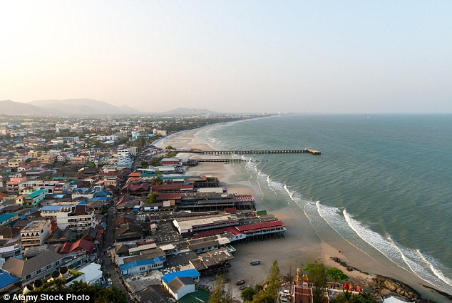 Khung cảnh yên bình ở khu nghỉ dưỡng nổi tiếng Hunhin trước khi vụ đánh bom kép xảy ra. Ảnh Alamy Stock