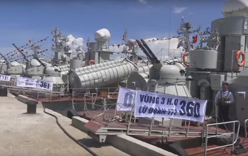 Tàu tên lửa Osa II Project 205U được Liên Xô viện trợ cho Việt Nam giai đoạn 1979-1981 (số lượng 8 chiếc) cải tiến về ống phóng tên lửa, còn nhiệm vụ là tương tự như Osa. Ảnh: Tàu tên lửa Osa II phiên hiệu 360 thuộc biên chế Lữ đoàn 172, Vùng 3 Hải quân tham gia hội thao tàu chiến đấu mặt nước tại Cam Ranh vừa mới kết thúc gần đây. Nguồn: Truyền hình Hải quân