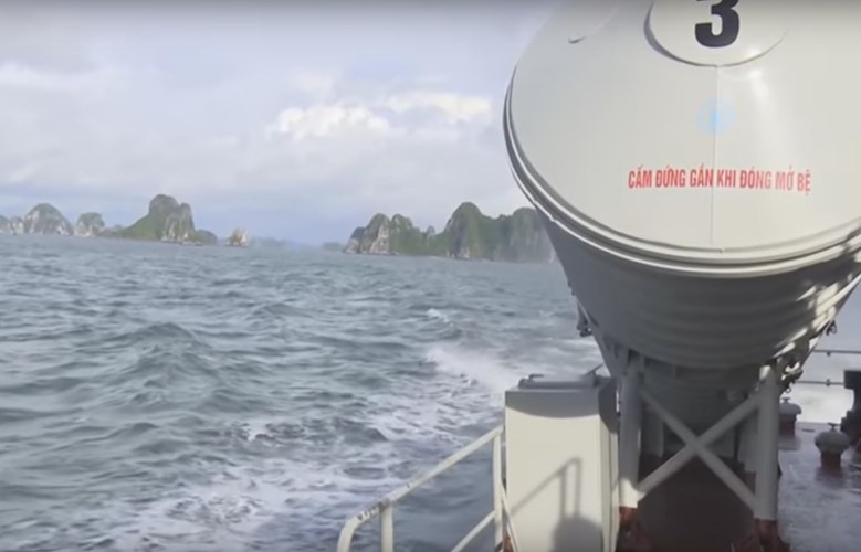 Ảnh: Cận cảnh bệ phóng KT-67M chứa tên lửa hành trình chống hạm P-15U. Trên nắp bệ phóng có dòng chữ ‘cấm đứng gần khi đóng mở bệ’. Nguồn: Truyền hình Hải quân