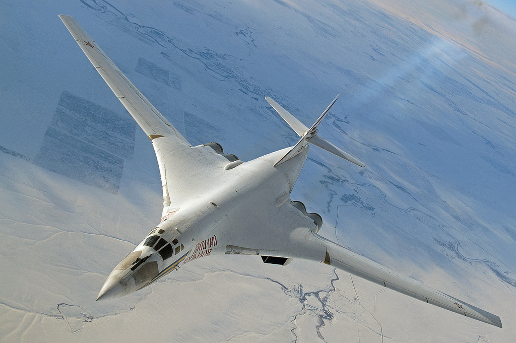  M&aacute;y bay Tu-160M2 d&ugrave;ng để ph&oacute;ng c&aacute;c t&ecirc;n lửa h&agrave;nh tr&igrave;nh c&oacute; tầm bắn rất xa, đến 5.500 km