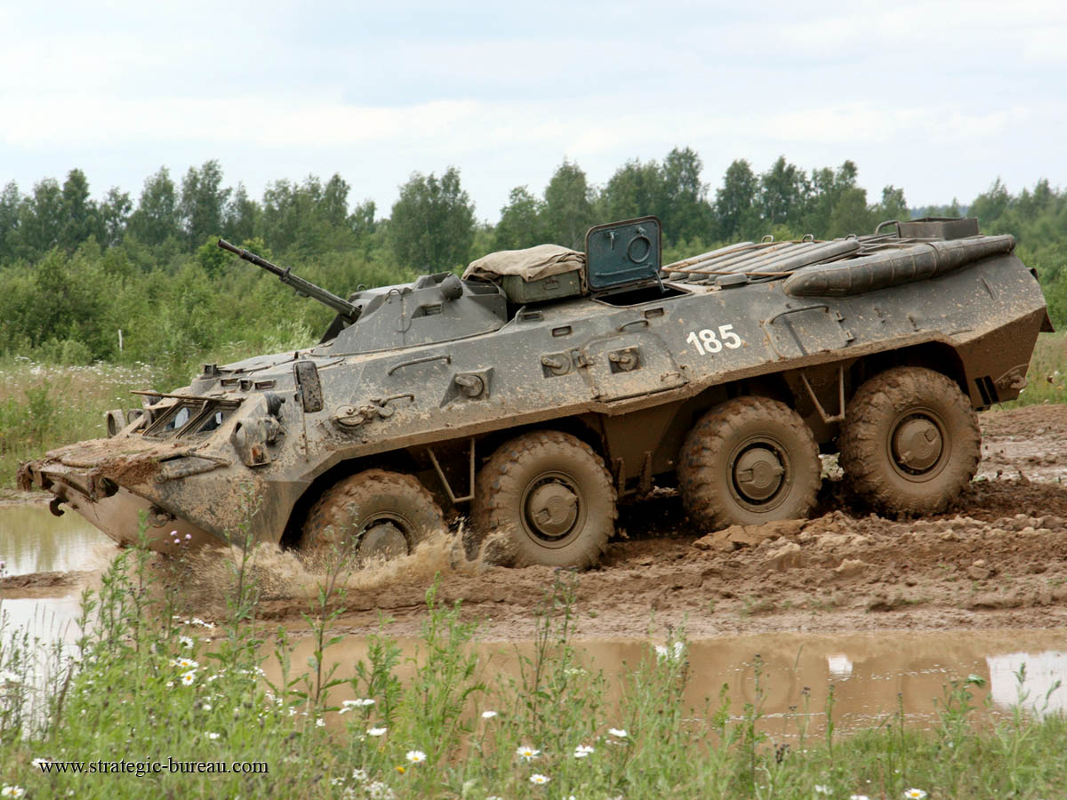 Xe bọc th&eacute;p BTR-80 hoạt động cực kỳ hiệu quả trong địa h&igrave;nh đồi n&uacute;i gập ghềnh