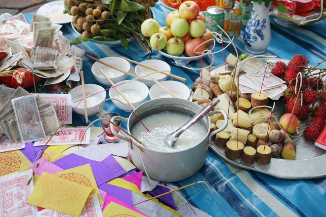 Kh&aacute;c với Trung Quốc, việc c&uacute;ng c&ocirc; hồn ở Việt Nam k&eacute;o d&agrave;i trong suốt th&aacute;ng 7 &acirc;m lịch