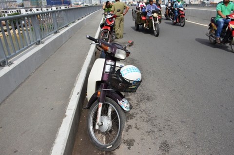 Trước đ&oacute; ở TPHCM cũng xảy ra một vụ nam thanh ni&ecirc;n bỏ lại xe m&aacute;y, nhảy s&ocirc;ng tự s&aacute;t