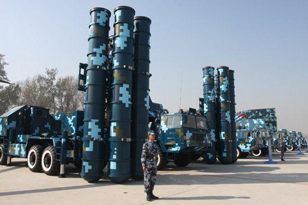Bắc Kinh kiên quyết bác bỏ cáo buộc sao chép và khẳng định rằng, các hệ thống này chỉ giống nhau bề ngoài. Quả thực là có những khác biệt lớn giữa hai hệ thống, cụ thể tên lửa của HQ-9 (trong ảnh) ngắn hơn 1 m so với tên lửa phòng không có điều khiển 48N6 của S-300, và có tầm bắn ngắn hơn, chỉ 125 km so với 200 km ở tên lửa Nga.  