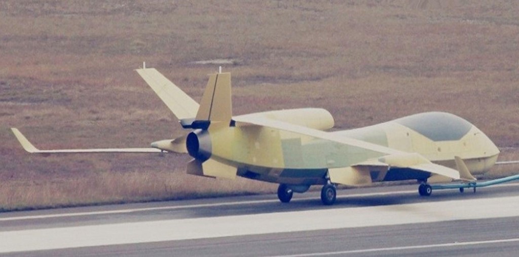 Máy bay không người lái (UAV): Thời gian gần đây, Trung Quốc đầu tư rất mạnh vào quá trình phát triển các UAV. Đặc biệt từ năm 2010 trở đi, Bắc Kinh liên tiếp cho ra đời các mẫu UAV mới, chúng có thiết kế khá giống các UAV của Mỹ. 