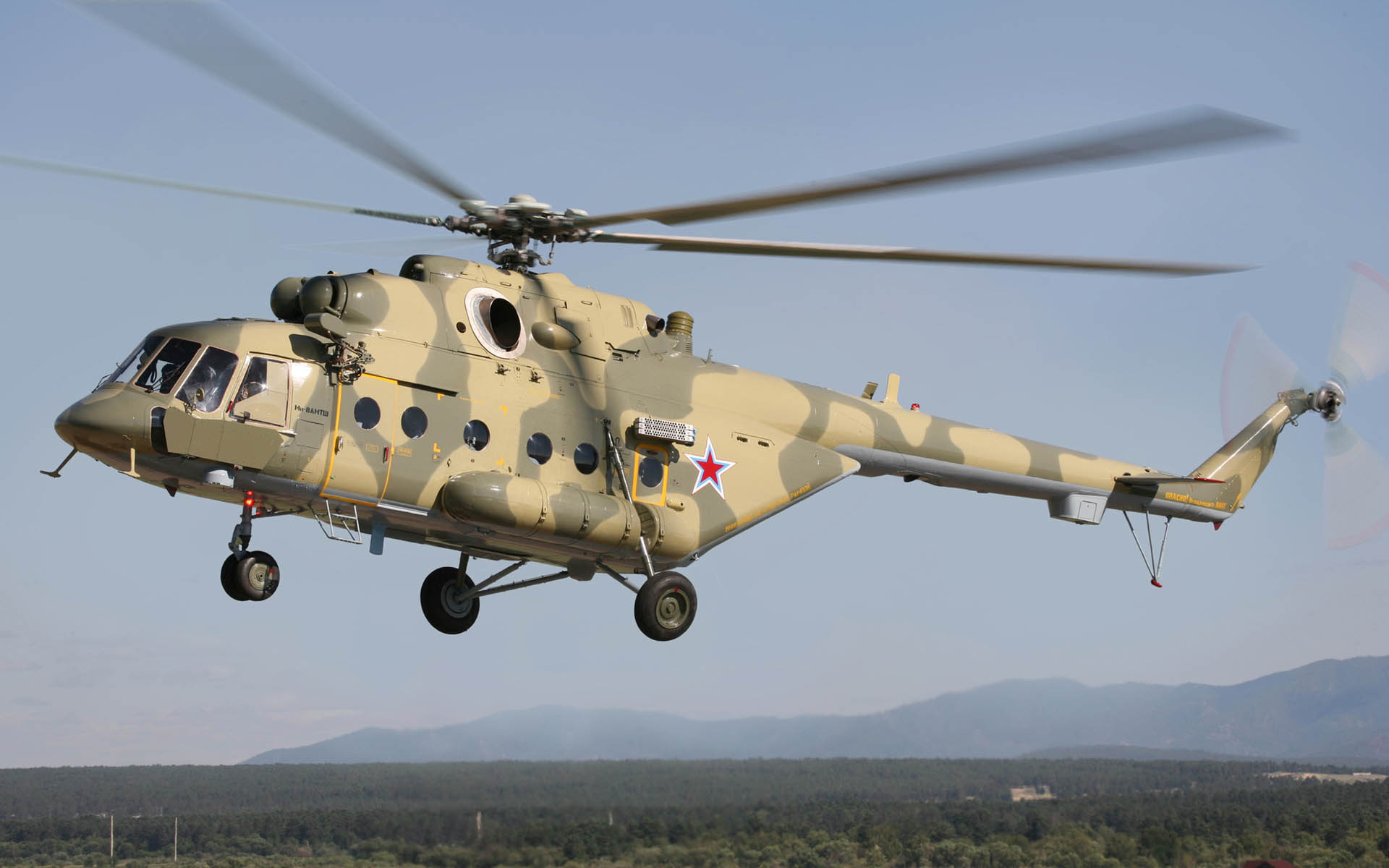 Trực thăng Mi-8 có cả phiên bản dùng trong dân sự và quân sự