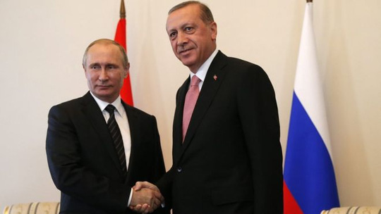 Tổng thống Putin v&agrave; Tổng thống Erdogan bắt tay lần đầu ti&ecirc;n kể từ sau vụ m&aacute;y bay Su-24 của Nga bị bắn rơi gần bi&ecirc;n giới Syria