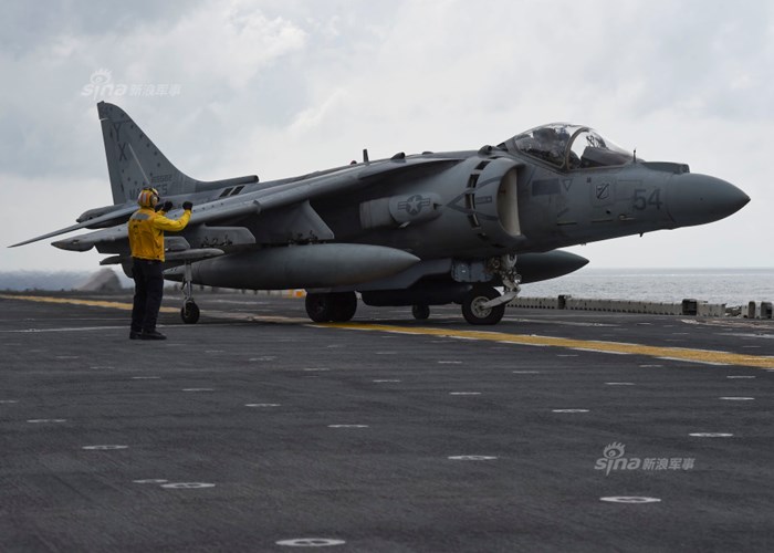 Hôm 6/8, tàu đổ bộ tấn công USS Boxer (LHD-4) của Thủy quân Lục chiến Mỹ đã hoàn thành chuyến tuần tra trên khu vực Biển Đông. Đáng lưu ý, trong thời gian trên khai tại Biển Đông, LHD-4 mang theo các máy bay chiến đấu AV-8B Harrier sở hữu khả năng cất hạ cánh như trực thăng.