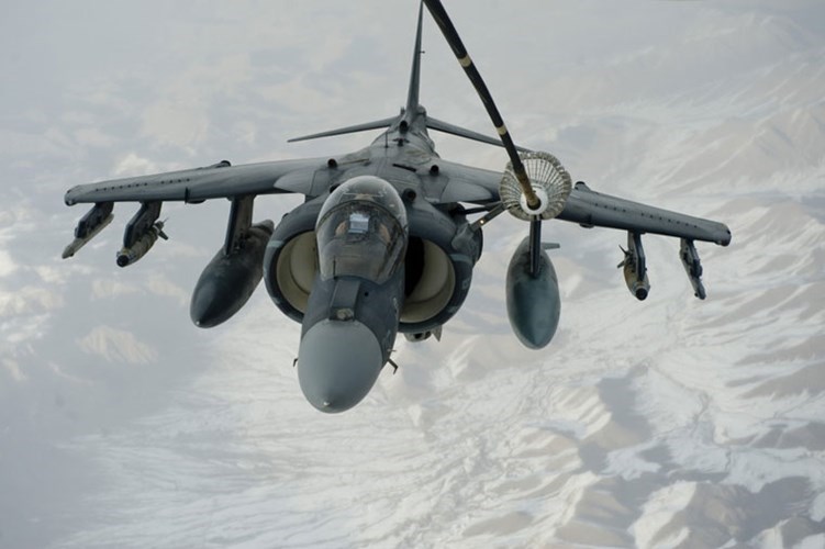 AV-8B được trang bị động cơ turbofan có các véc tơ lực đẩy F402-RR-408 cho tốc độ bay cận âm 1.083km/h, bán kính chiến đấu 556km.