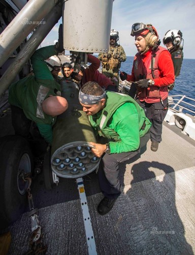 Lắp thùng phóng rocket 700 cho trực thăng hải quân MH-60S trên tàu USS Boxer (LHD-4).