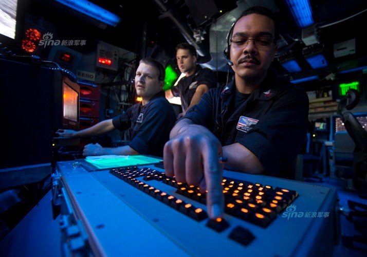 LHD-4 USS Boxer là một trong các tàu đổ bộ tấn công thuộc lớp Wasp có lượng giãn nước tương đương tàu sân bay hạng trung trên thế giới - lên tới 40.700 tấn, dài 257m, rộng 32m.