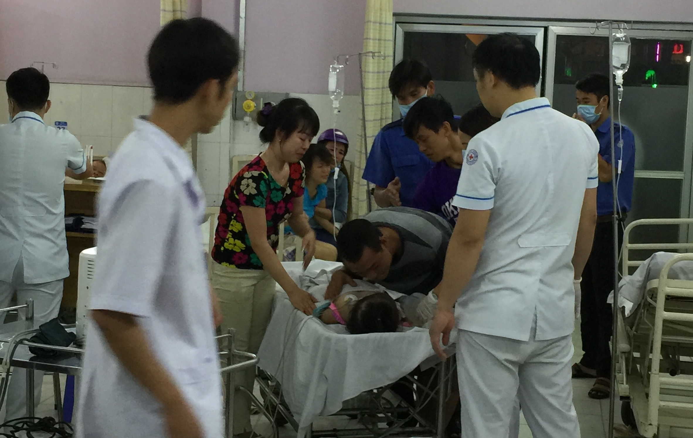 Người cha của b&eacute; g&aacute;i chết đuối đau đớn h&ocirc;n con lần cuối khiến ai chứng kiến cũng nghẹn ng&agrave;o