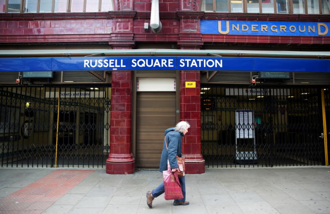 Lối v&agrave;o của ga điện ngầm ở quảng trường Russell, London, nơi xảy ra vụ tấn c&ocirc;ng bằng dao