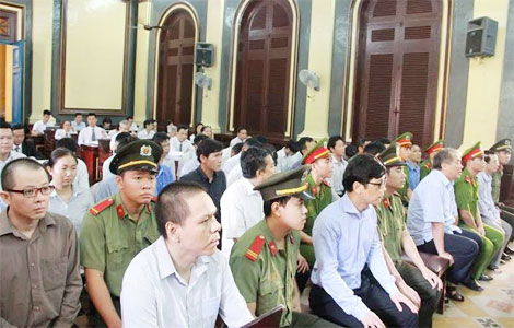 C&aacute;c bị c&aacute;o tại phi&ecirc;n t&ograve;a
