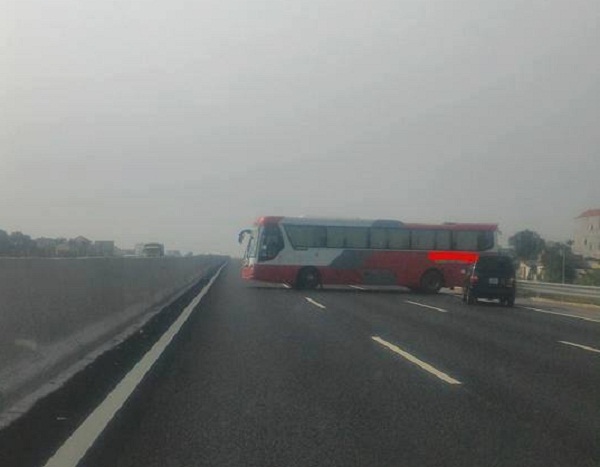 H&igrave;nh ảnh chiếc xe kh&aacute;ch v&ocirc; tư quay đầu tr&ecirc;n cao tốc, theo những tin tức ph&aacute;p luật mới nhất h&ocirc;m nay