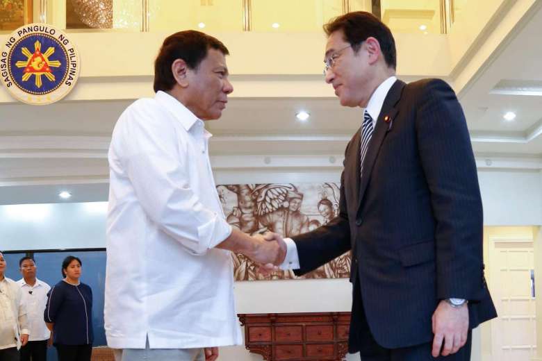 Ngoại trưởng Nhật Bản Fumio Kishida gặp Tổng thống Philippines Rodrigo Duterte (&aacute;o trắng) b&agrave;n về t&igrave;nh h&igrave;nh Biển Đ&ocirc;ng v&agrave; Hoa Đ&ocirc;ng