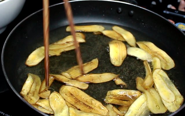 C&aacute;ch l&agrave;m mứt chuối dẻo si&ecirc;u ngon để nh&acirc;m nhi ng&agrave;y Tết
