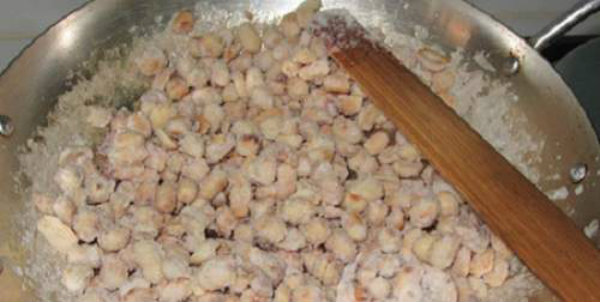 M&aacute;ch bạn c&aacute;ch l&agrave;m mứt lạc vừa lạ vừa ngon để đ&oacute;n Tết