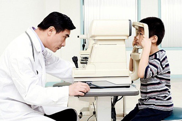 Khi đi kh&aacute;m tật kh&uacute;c xạ ở mắt, một số trường hợp được b&aacute;c sĩ chỉ định nhỏ thuốc l&agrave;m liệt diều tiết mắt. Ảnh minh họa