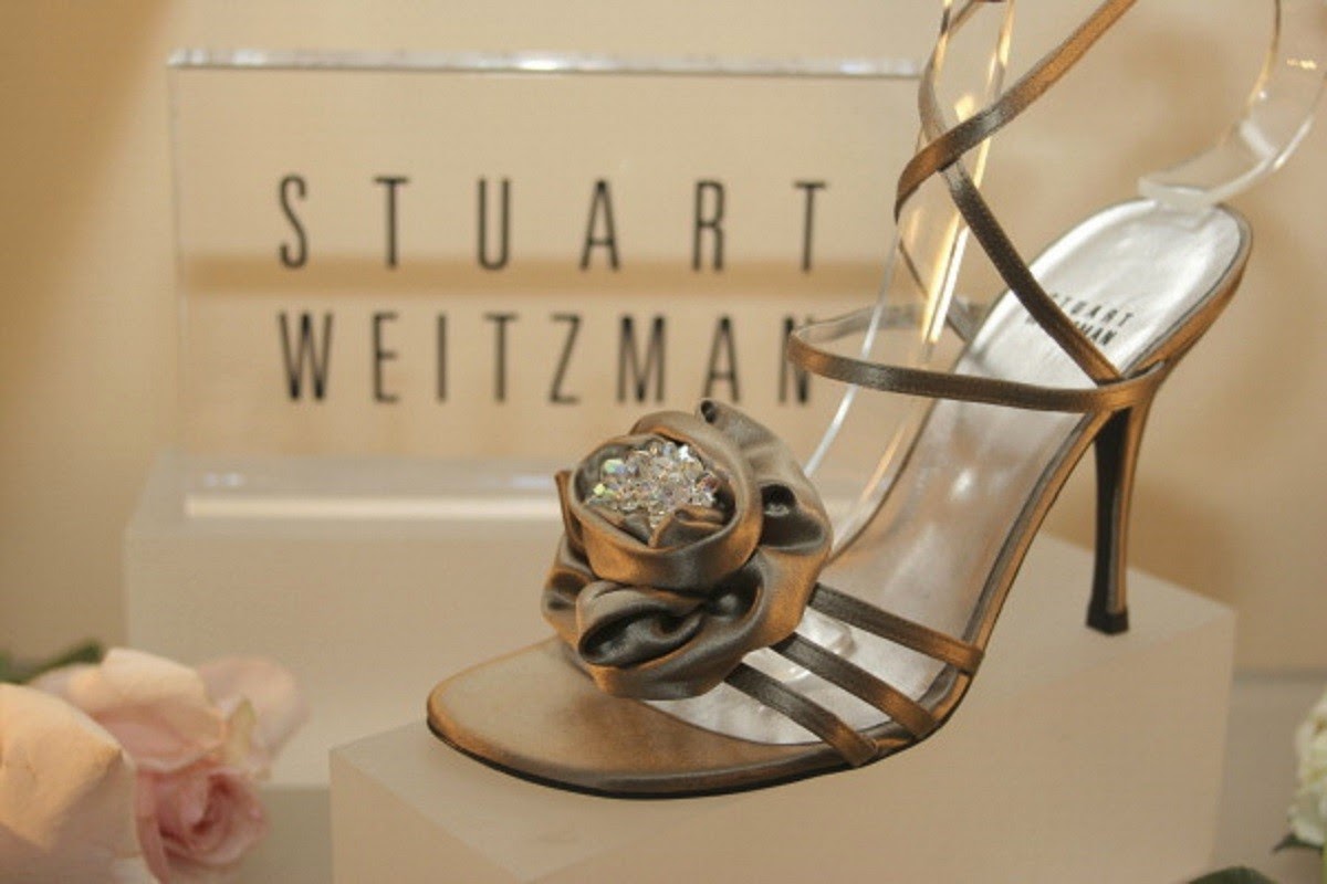 Xăng đan ‘Marilyn Monroe’ của Stuart Weiztman có giá 1.000.000 USD (gần 21,3 tỷ đồng): Những viên pha lê Swarovski lấp lánh được bao quanh bởi chất liệu sa tanh thanh lịch là những gì đơn giản nhất để miêu tả về đôi xăng-đan cao gót ‘Marilyn Monroe’. 