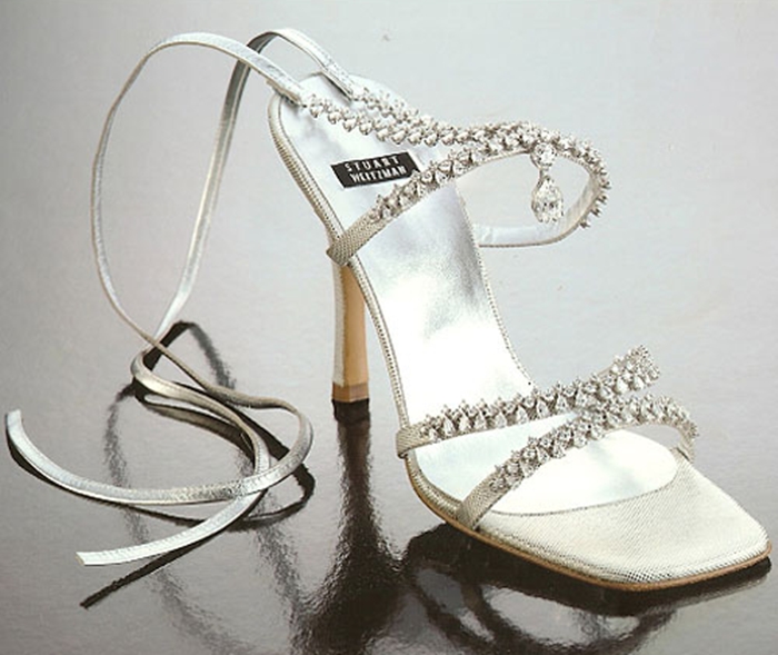 Xăng đan ‘Platinum Guild’ của Stuart Weitzman có giá 1.090.000USD (gần 23,2 tỷ đồng): 464 viên kim cương được cắt hoàn hảo đã làm nên đôi guốc cao gót tuyệt vời này. Thêm nữa, điểm đặc biệt của nó còn nằm ở chuỗi đá quý trên phần quai ngang, người dùng có thể tháo chúng ra và dùng như những chiếc vòng để đeo chúng vào tay hay cổ. 
