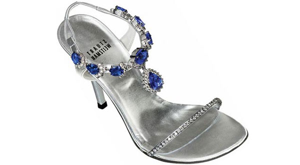 Guốc cao gót ‘Tanzanite Heels’ của Stuart Weitzman giá 2.000.000 USD (gần 43 tỷ đồng): Khi ông lớn trong ngành sản xuất giày dép như Weitzman bắt tay cùng một trong những nhà thiết kế trang sức giàu nhất thế giới, chắc chắn ai cũng có thể tưởng tượng đứa con chung của họ sẽ tuyệt vời như thế nào. 