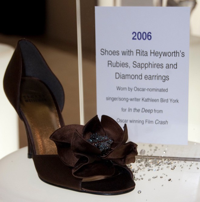 Giày ‘Rita Hayworth’ của Stuart Weitzman giá 3.000.000 USD (gần 64 tỷ đồng): Rita Hayworth là một trong những nữ diễn viên và vũ công người Mỹ hàng đầu thế giới. Lấy cảm hứng từ ngôi sao huyền thoại này, Weitzman và Le Vian đã sáng tạo ra đôi giày ‘Rita Hayworth’. Sử dụng hình ảnh đôi hoa tai yêu thích nhất của cô, họ đã tạo nên một đôi giày cao hót hở mũi với chất liệu sa tanh màu nâu bóng. Nó được trang trí với rất nhiều kim cương, hồng ngọc và saphire.