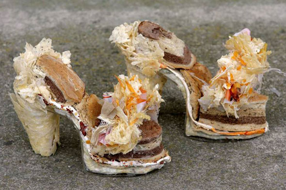 Đôi giày thơm ngon nhất mang tên Jimmy Cheese được làm từ bánh mỳ và pho mát. Do chính tay cô Lisa Dillon, thiết kế thời trang Đại học Bath Spa (Anh) chế tác. Đôi giày không chỉ bắt mắt mà còn mang lại cảm giác thơm ngon cho người chiêm ngưỡng.