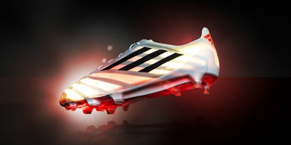 Đôi giày nhẹ nhất thế giới: Ra mắt từ ngày 15/4/2015, ‘Adidas F50 Adizero’ hiện là mẫu giày đá bóng nhẹ nhất thế giới khi có cân nặng 99 g. Ít người nghĩ rằng Adidas có thể làm được điều này nhưng nó đã trở thành hiện thực.
