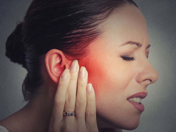 Nhịn hắt hơi c&oacute; thể nứt m&agrave;ng nhĩ v&agrave; mất th&iacute;nh gi&aacute;c. Ảnh minh họa