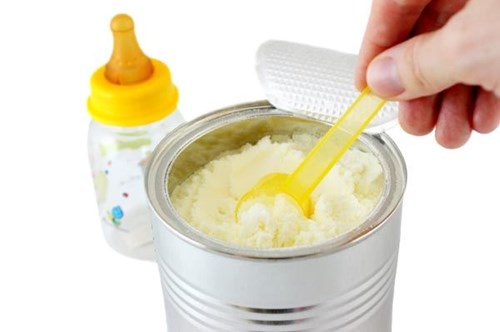 Sữa c&ocirc;ng thức thường được bổ sung th&ecirc;m đường sucrose. Ảnh minh họa