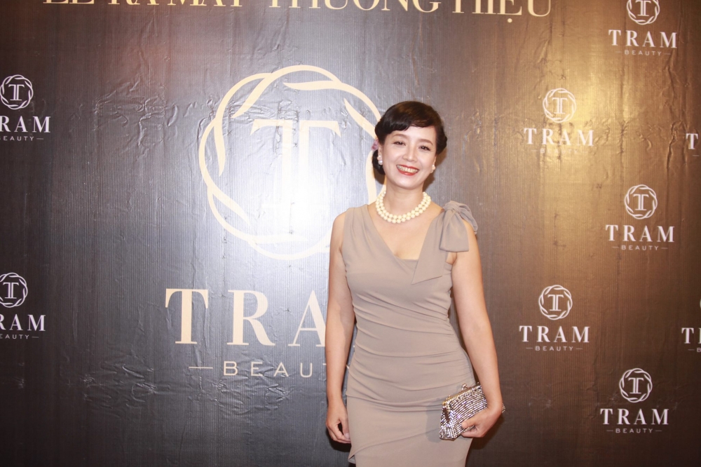 NSƯT Chiều Xuân vẫn giữ được vẻ gợi cảm dù đã bước sang tuổi 49. Cùng với Á hậu Huyền My, vợ của nhạc sĩ Đỗ Hồng Quân là Đại sứ thương hiệu cho dòng 13Win21 con - Tri ân hội viên mỗi tháng 2000 tỷ của doanh nhân Trâm Tạ