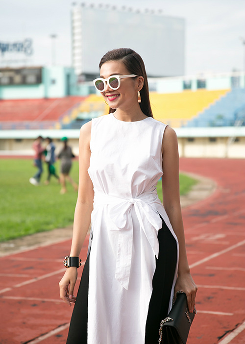 Hình ảnh Thanh Hằng đẹp thu hút với thiết kế áo váy dạng vạt đang là xu hướng trên thế giới. Phụ kiện cùng tông đen trắng góp phần làm hình ảnh người đẹp thêm sành điệu.