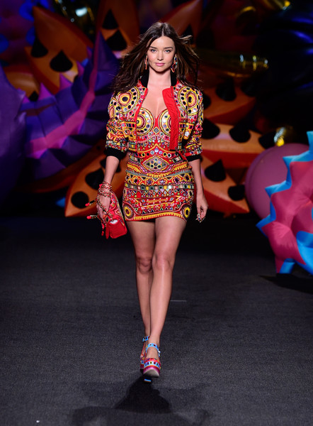 Cách đây 1 tháng, Miranda Kerr xuất hiện sành điệu và trẻ trung trên sàn catwwalk trong buổi diễn của Moschino tại Los Angeles, California. 
