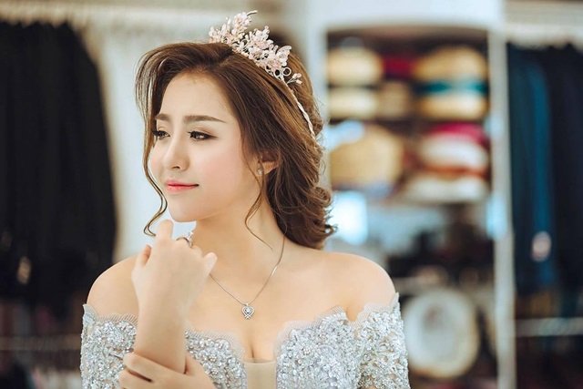 Vợ chồng anh Đông sống tại Đà Nẵng, người vợ trẻ xinh đẹp chính là chị Mai – bà chủ của một thương hiệu studio áo cưới nổi tiếng.