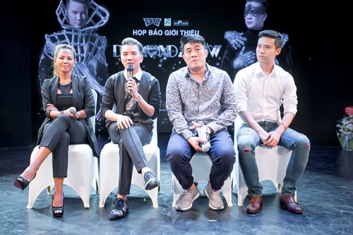 Trong gần 2 tiếng đồng hồ, Mr Đàm và ekip bao gồm đạo diễn Trần Vi Mỹ; Giám đốc Bước nhảy Thúy Uyên và Giám đốc Mỹ thuật Lâm Thành Kim đã cùng chia sẻ, trò chuyện và giải đáp các câu hỏi của giới báo chí với “Diamond Show” diễn ra vào ngày 15/10 tới đây tại Trung tâm Hội nghị Quốc gia.