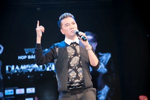 Phần trang phục cho “Diamond Show” được ông hoàng nhạc Việt đầu tư một con số không nhỏ với sự góp mặt của các NTK tên tuổi như NTK Tuấn Trần, NTK Tăng Thành Công, NTK Đỗ Long. Thậm chí, ở đợt lưu diễn Mỹ vừa qua, Mr Đàm đã năm lần bảy lượt ghé cửa hàng của một NTK chuyên thực hiện trang phục cho các ngôi sao Holywood như Lady Gaga; Beyonce…chỉ để đặt may riêng một vài trang phục dành cho liveshow lần này.