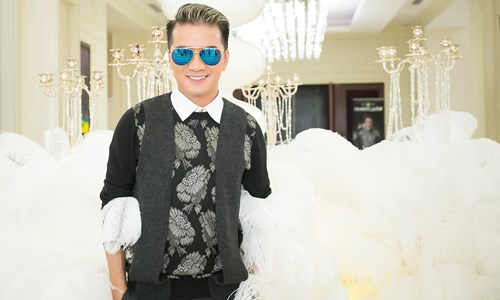 Cũng trong buổi họp báo, Mr Đàm bật mí, khán giả tới tham dự “Diamond Show” lần này cũng sẽ được chiêm ngưỡng bức tượng sáp Đàm Vĩnh Hưng cực kì độc đáo, giống phiên bản gốc tới từng milimet. Anh cũng ngẫu hứng hát tặng vài đoạn demo trong hai ca khúc được hòa âm phối khí mới tuyệt hay, sẽ được trình diễn trong liveshow “Diamond Show”.