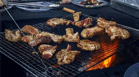 Thịt nướng ch&aacute;y l&agrave;m tăng nguy cơ mắc ung thư. Ảnh minh họa.