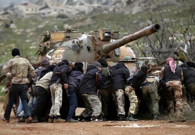 Nhóm Jund Al-Aqsa (Al Qaeda Syria) cố gắng hỗ trợ khởi động một chiếc xe tăng