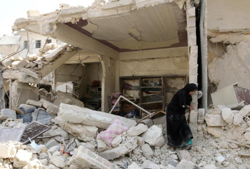 T&igrave;nh h&igrave;nh chiến sự Syria mới nhất: Một phụ nữ đứng giữa đống đổ n&aacute;t sau một cuộc kh&ocirc;ng k&iacute;ch v&agrave;o v&ugrave;ng Bab al-Nairab do phiến qu&acirc;n kiểm so&aacute;t ở th&agrave;nh phố Aleppo, Syria