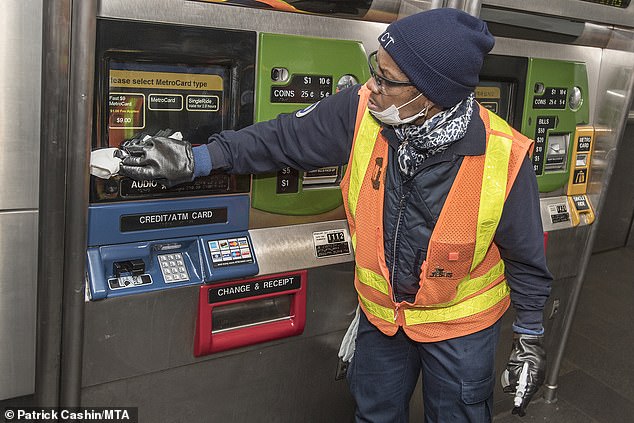 Nh&acirc;n vi&ecirc;n vệ sinh bề mặt m&aacute;y ATM tại New York, Mỹ.