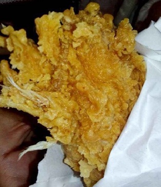 C&aacute;nh g&agrave; KFC lẫn l&ocirc;ng g&acirc;y hoảng hốt về độ vệ sinh an to&agrave;n 13Win OKVIP Cá cược bóng đá