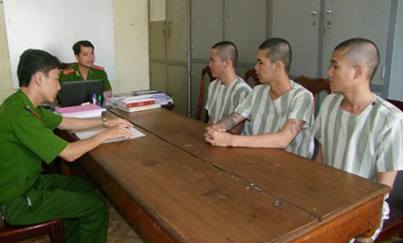 C&aacute;c đối tượng giả g&aacute;i mại d&acirc;m tại cơ quan c&ocirc;ng an