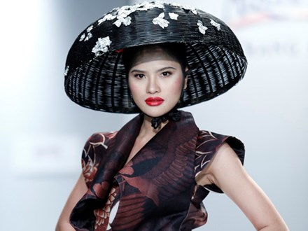 Còn Lê Thị Phương từng cho biết, dù không được gặp thường xuyên nhưng vợ chồng vẫn liên lạc đều đặn với nhau nhưng cuộc lột xác của vợ cộng với việc thị phi quá nhiều trong giới người mẫu khiến chồng cô không ủng hộ lắm.