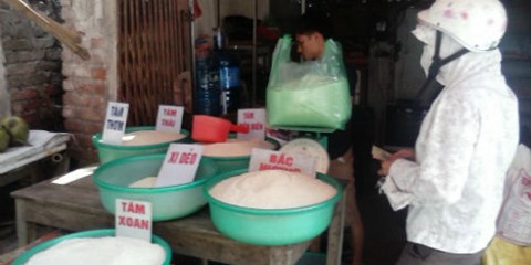 Tin đồn gạo ướp thuốc khiến tiểu thương lao đao