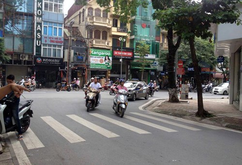 Phố Đoàn Trần Nghiệp, nơi xảy ra vụ tai nạn giao thông giữa xe taxi và xe máy Phố Đoàn Trần Nghiệp, nơi xảy ra vụ tai nạn giao thông giữa xe taxi và xe máy