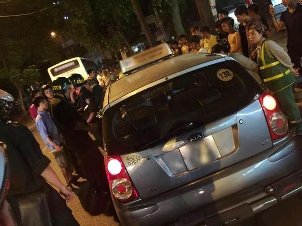 Chiếc taxi gây tai nạn giao thông rồi bỏ chạy Chiếc taxi gây tai nạn giao thông rồi bỏ chạy